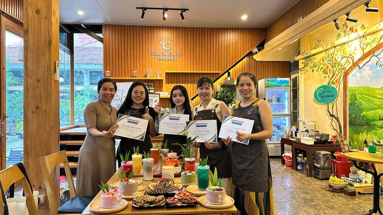 5 học viên nhận chứng chỉ tốt nghiệp khoá Smoothies tại Healthy Station Cổ Loa