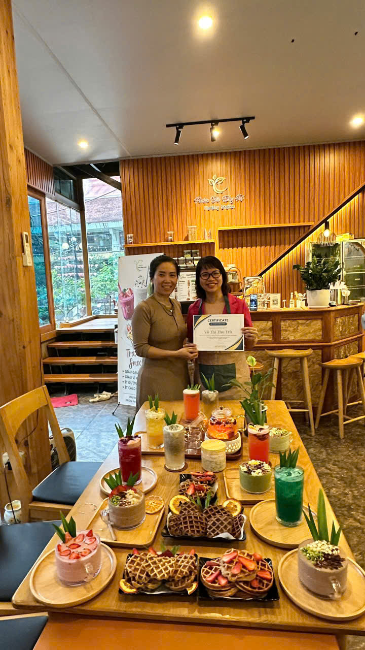 Founder Thương Hoài trao chứng chỉ trực tiếp cho học viên